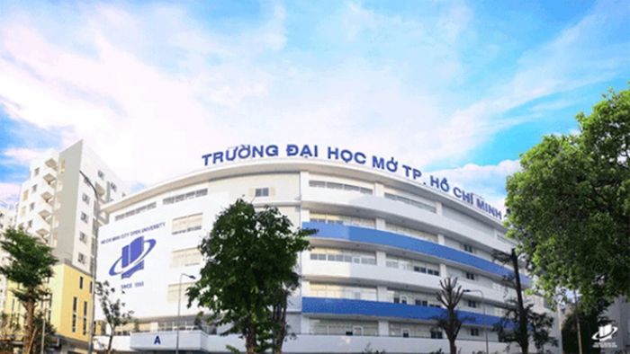 Hình ảnh khuôn viên xanh mát Đại học Mở TP.HCM cơ sở chính