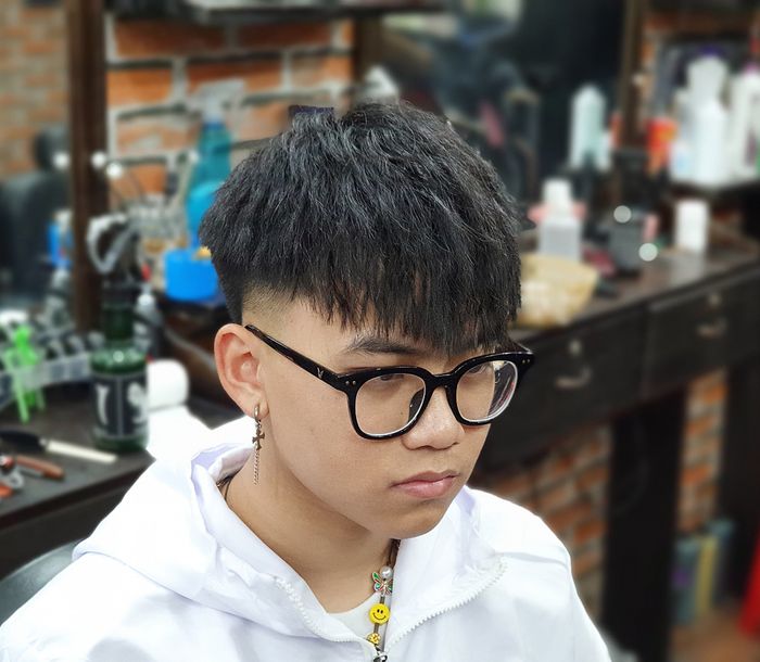 Nghệ nhân tạo mẫu tại Quý Phạm BarBer Shop đang thực hiện tác phẩm