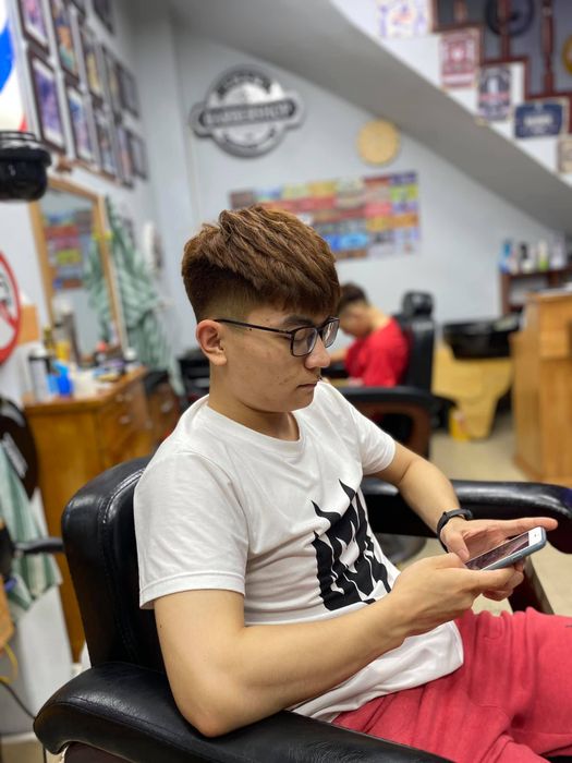 Nghệ nhân tạo mẫu tại Chậm Barbershop đang thực hiện tác phẩm nghệ thuật