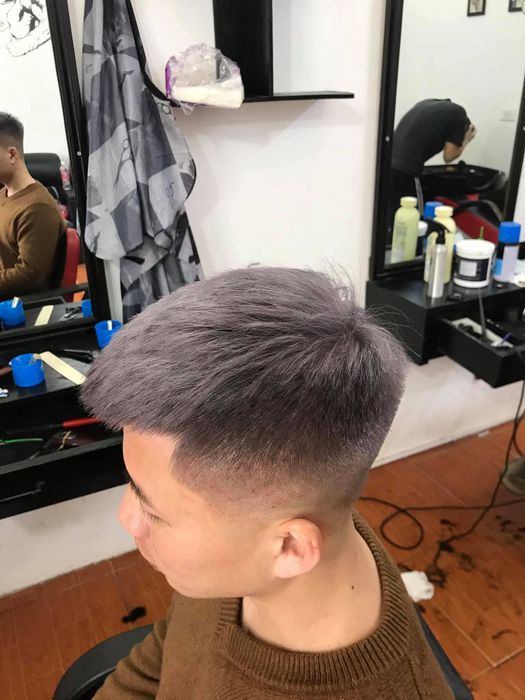 Nghệ nhân Chính Barber thực hiện tác phẩm tạo kiểu tóc nam đẳng cấp