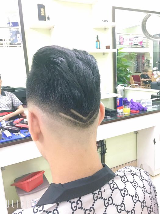 Khoảnh khắc nghệ nhân tạo mẫu tóc chuyên nghiệp tại Đạt Hugo