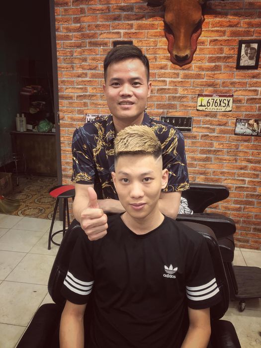 Khoảnh khắc barber tài năng tại Germi Barber Shop thực hiện tác phẩm