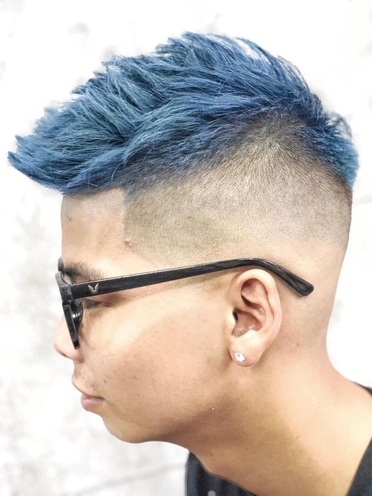 Khoảnh khắc thợ cắt tóc chuyên nghiệp tại Happy BarberShop thực hiện tác phẩm