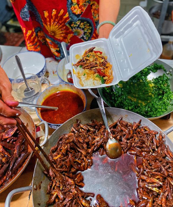 Không gian ấm cúng tại Xôi Cá Đề Pô