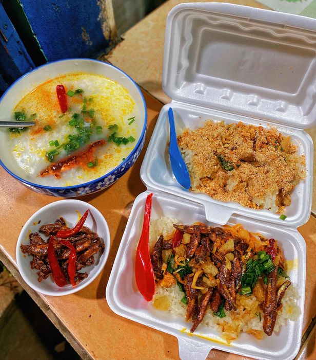 Hình ảnh xôi cá cơm đặc trưng tại Xôi Cá Đề Pô