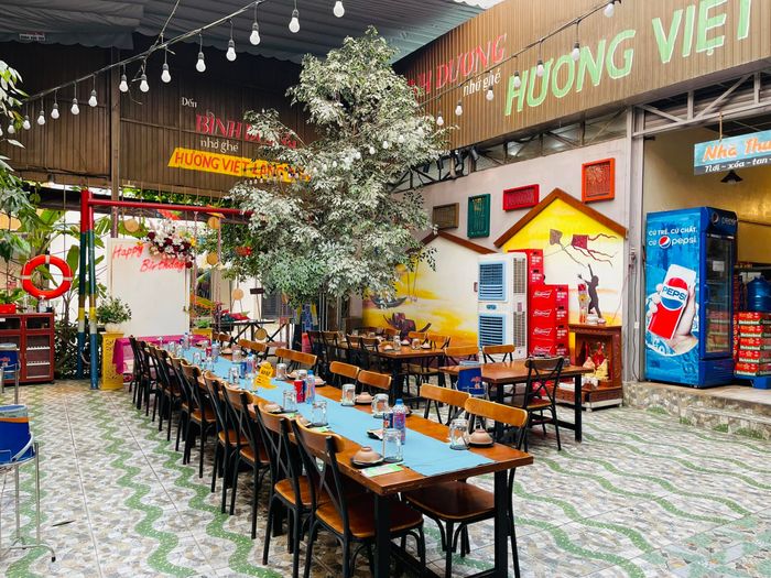 Không gian ấm cúng tại Hương Việt Restaurant