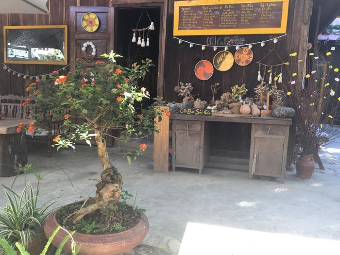 Góc nhà gỗ ấm cúng với view hồ Xuân Hương tại Ori Cafe