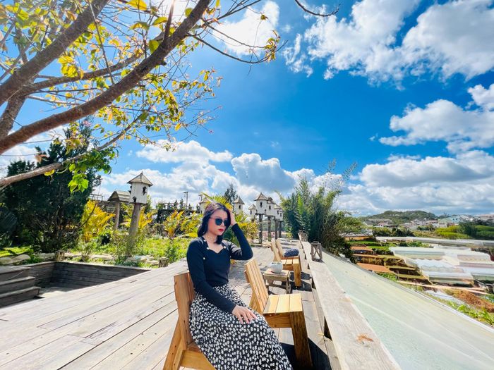 Khu vườn bồ câu trắng tinh khôi - Điểm check-in độc đáo tại Làng Bên Phố