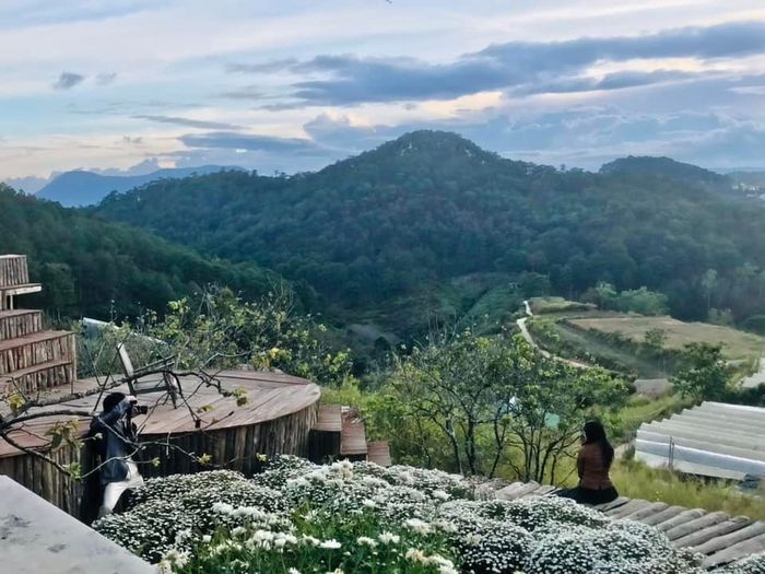 Góc chill đậm chất nghệ thuật với xe Lada cổ tại Pura Vida Dalat