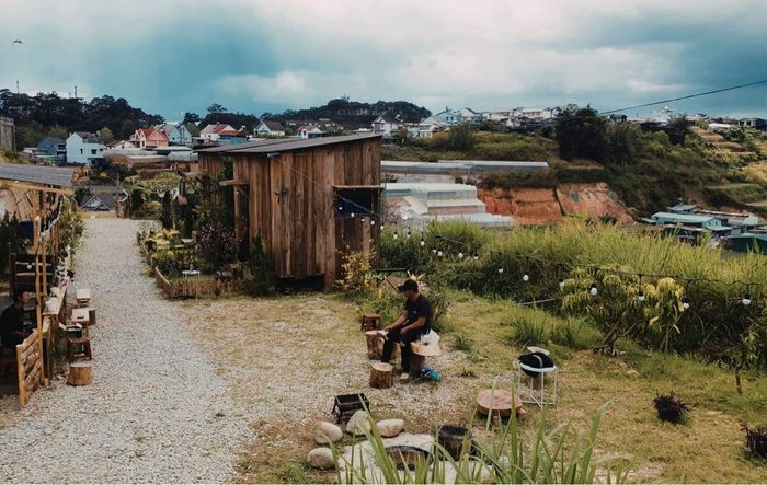Góc sống ảo đầy mộng mơ với nhà gỗ vintage tại Làng Bên Phố