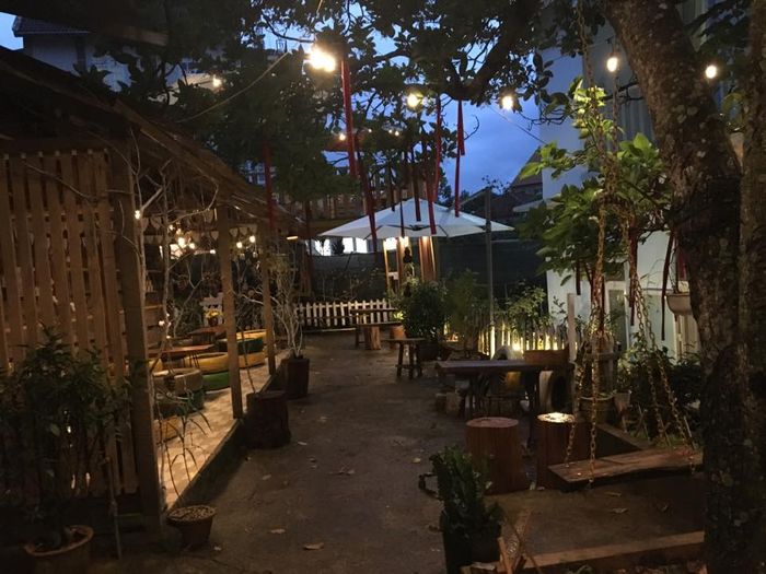 Tiệc BBQ ấm cúng dưới ánh đèn vàng tại Ori Cafe