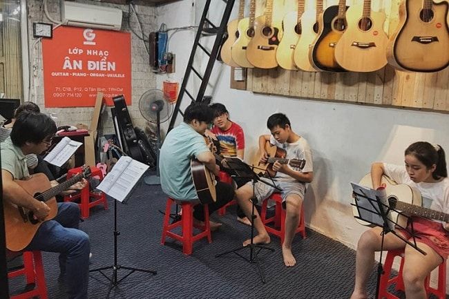 Không gian đào tạo guitar chuyên nghiệp tại Ân Điển