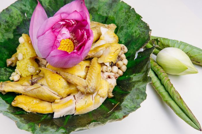 Gà hấp lá sen thơm ngon, bổ dưỡng - Ảnh minh họa