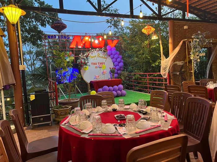 Không gian ấm cúng tại Mây’s Food
