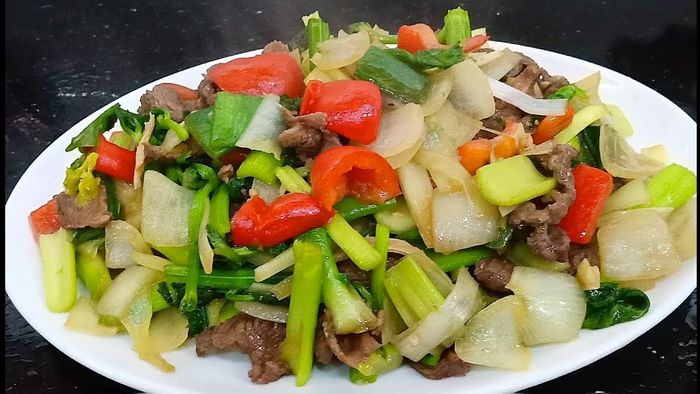 Thịt bò mềm ngọt hòa quyện cùng rau củ giòn tươi - Ảnh minh họa