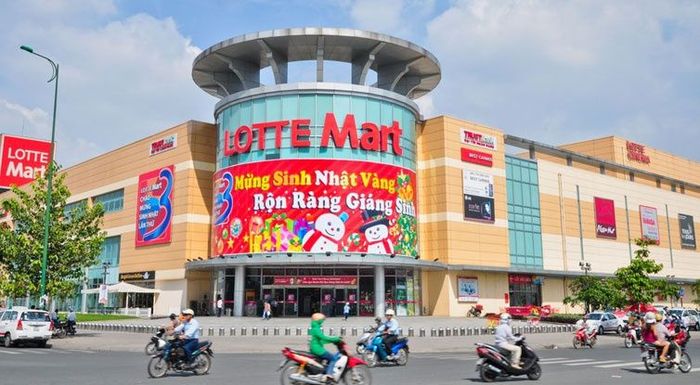 Không gian mua sắm hiện đại tại Lotte Mart Việt Nam