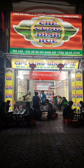 Không gian ấm cúng tại Quán Chè Cung Đình Huế Nguyễn Văn Cừ