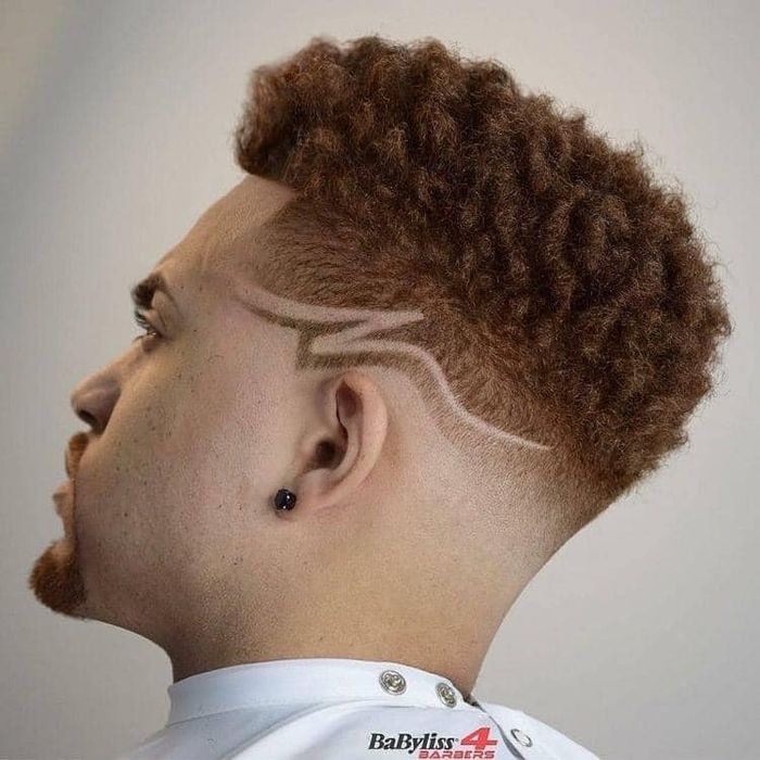 Nghệ nhân tóc đang thực hiện tác phẩm tại Thanks Barber Shop