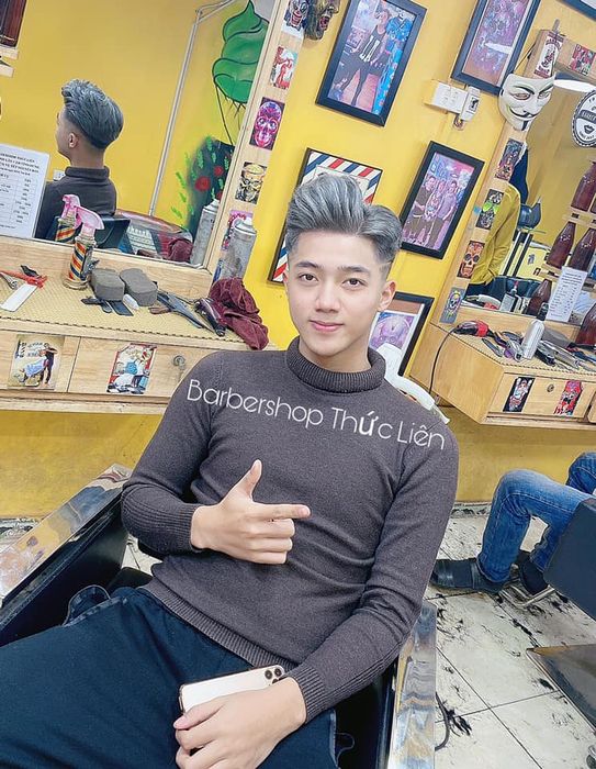 Nghệ nhân đang thực hiện tác phẩm tạo mẫu tóc tại Thức Liên Barbershop