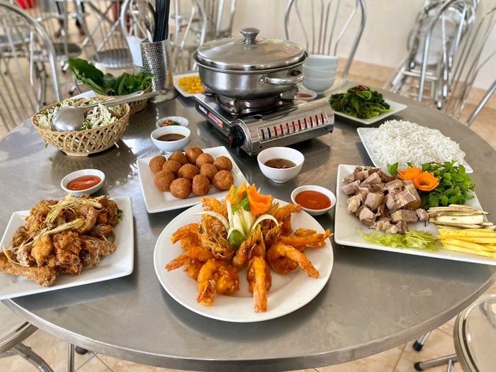Góc ảnh ấn tượng về không gian ẩm thực tại Vua Gà Tươi Mạnh Hoạch Bút Sơn