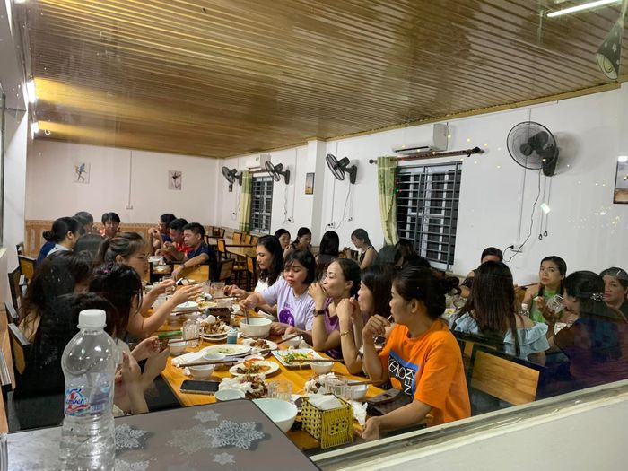 Ảnh chân thực về không gian ấm cúng tại Nhà Hàng Hải Sản Tiến Linh