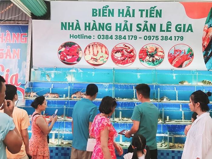 Khu vực bể hải sản tươi sống tại Lê Gia
