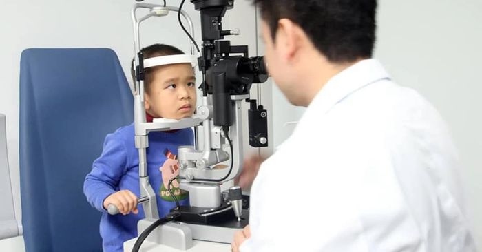Hình ảnh quy trình khám chữa bệnh chuyên nghiệp tại Phòng Khám Mắt BS. Cường