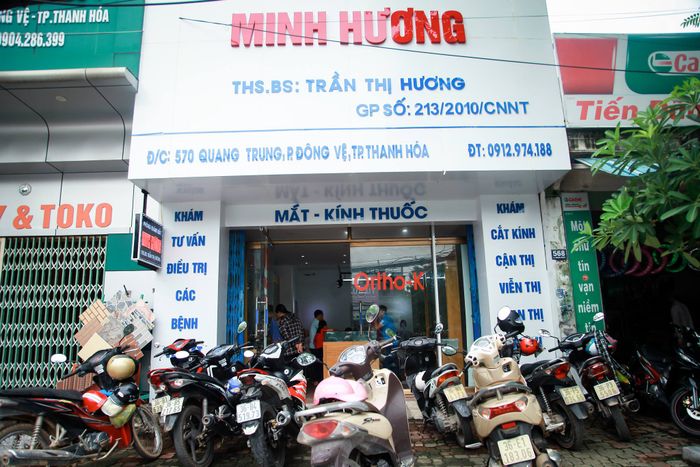 Hình ảnh quy trình thăm khám chuyên nghiệp tại Phòng Khám Mắt Minh Hương