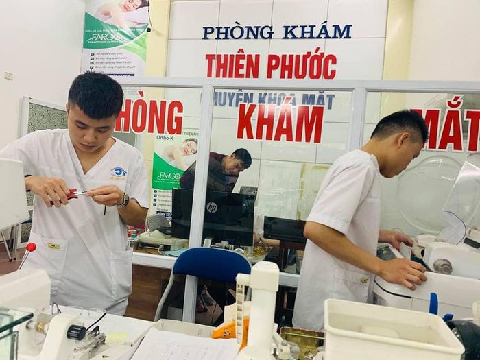 Hình ảnh phòng khám hiện đại và đội ngũ bác sĩ tại Phòng Khám Mắt Thiên Phước