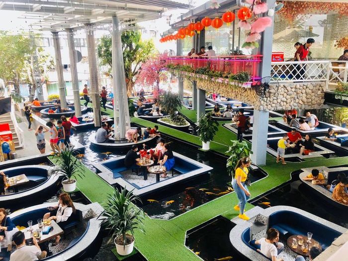 Không gian độc đáo giữa hồ cá Koi tại Koi Skylight Coffee