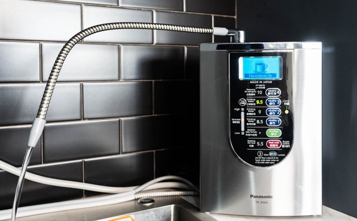 Hình ảnh 2: Máy lọc nước Panasonic - Cận cảnh hệ thống lọc và bảng điều khiển hiện đại