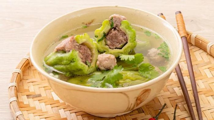Canh khổ qua nhồi thịt phiên bản đặc biệt - Cận cảnh tô canh nóng hổi với nước dùng trong vắt, khổ qua chín mềm tỏa hương thơm ngào ngạt