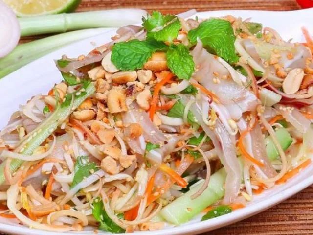 Gỏi tai heo hành tây chua ngọt phiên bản đặc biệt - Cận cảnh những lát tai heo mỏng tang, thấm đẫm nước sốt vàng ươm hấp dẫn