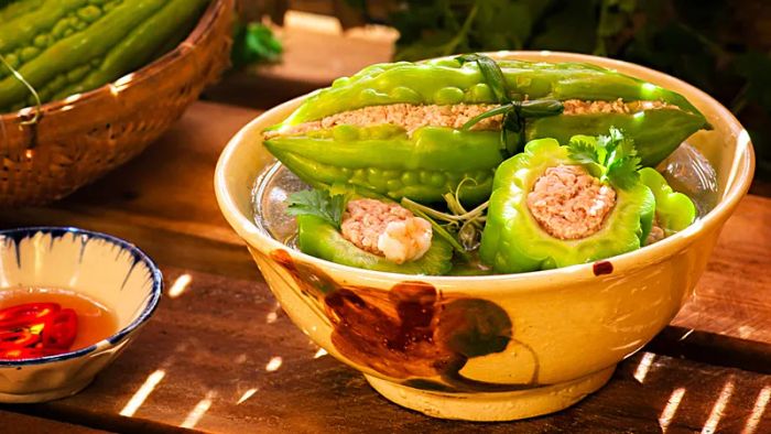 Canh khổ qua nhồi thịt - Hình ảnh những trái khổ qua xanh mướt cắt khoanh tròn lộ rõ phần nhân thịt hồng hào hấp dẫn