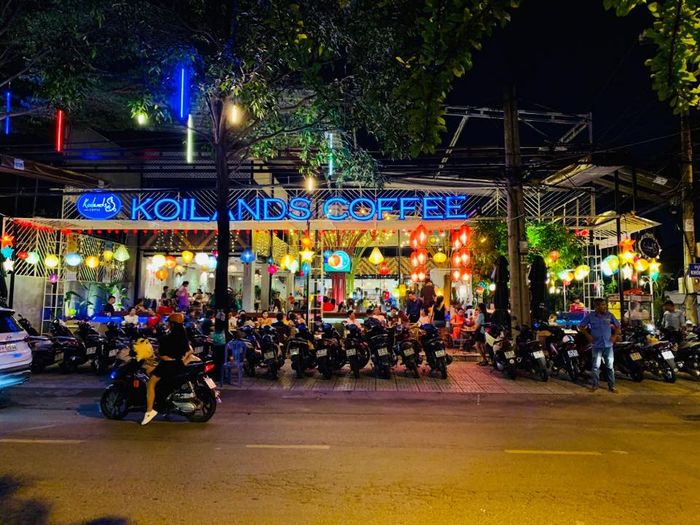 Koilands Coffee - Khoảnh khắc thần tiên bên hồ cá Koi rực rỡ