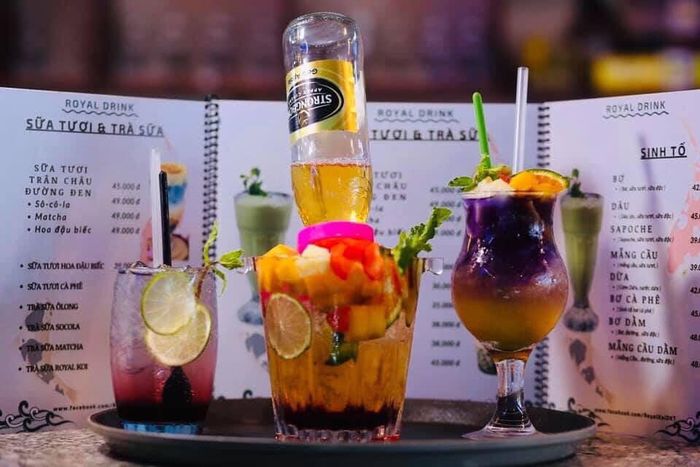 Góc check-in sang trọng giữa vườn Koi hoàng gia