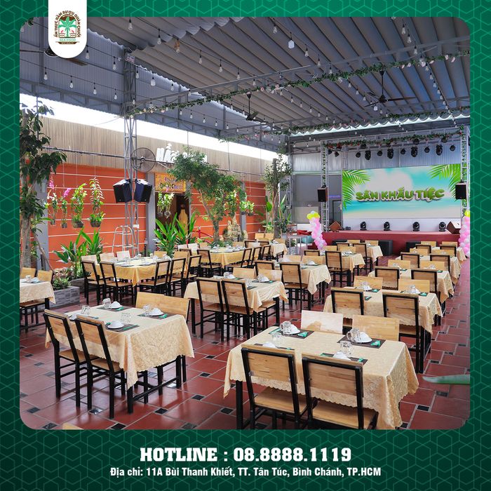 Không gian ấm cúng của nhà hàng qua góc nhìn đầu tiên