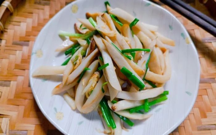 Nấm đùi gà xào hành tây phiên bản ấn tượng - Hình ảnh bắt mắt với sắc vàng ruộm của nấm quyện cùng hành tây xào chín tới