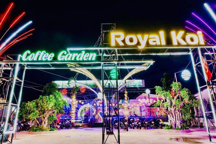 Không gian sang trọng tại Royal Koi Garden Coffee