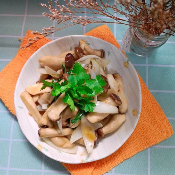 Nấm đùi gà xào hành tây - Hương vị thuần khiết