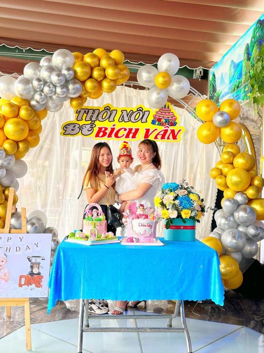 Khoảnh khắc hạnh phúc: Khách hàng tổ chức tiệc sinh nhật tại nhà hàng (Ảnh 2)