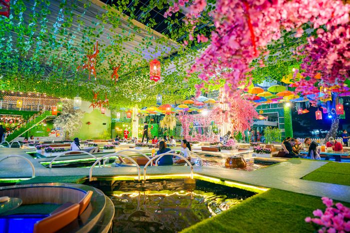 Koi Garden Coffee - Không gian xanh mát với những chú cá Koi đầy màu sắc