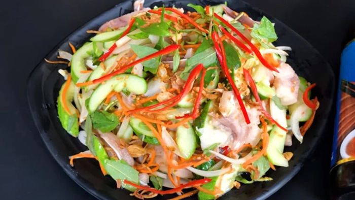 Gỏi tai heo hành tây chua ngọt - Hình ảnh bắt mắt với sắc trắng ngần của tai heo, đỏ tím của hành tây và xanh tươi của rau thơm