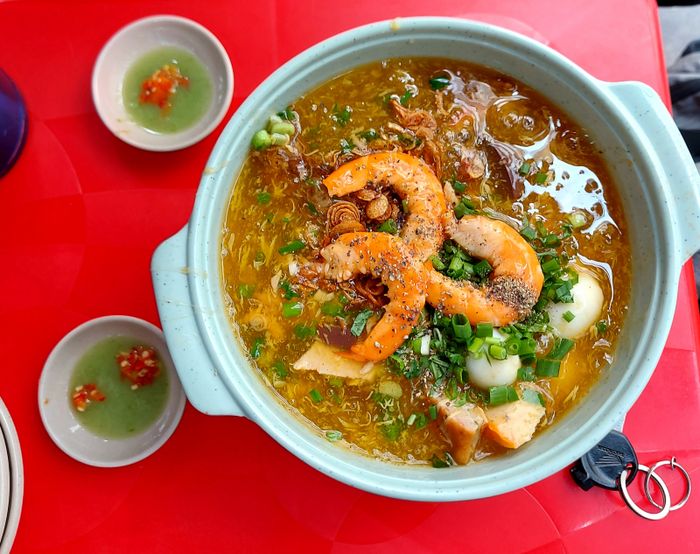 Hình ảnh tô hủ tiếu thơm ngon đầy màu sắc tại A Hòa