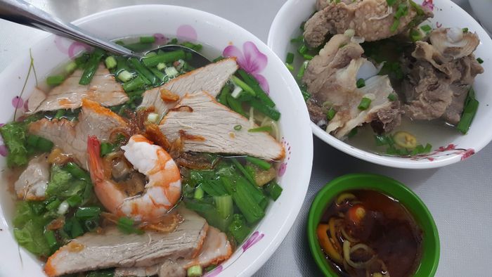 Khám phá góc ẩm thực qua hình ảnh Mì Chú Cao đầy nghệ thuật