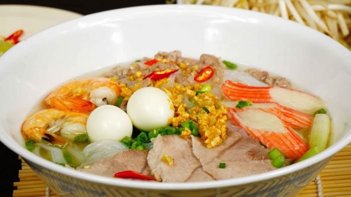 Hình ảnh không gian ấm cúng và món hủ tiếu hấp dẫn tại Song Nguyên