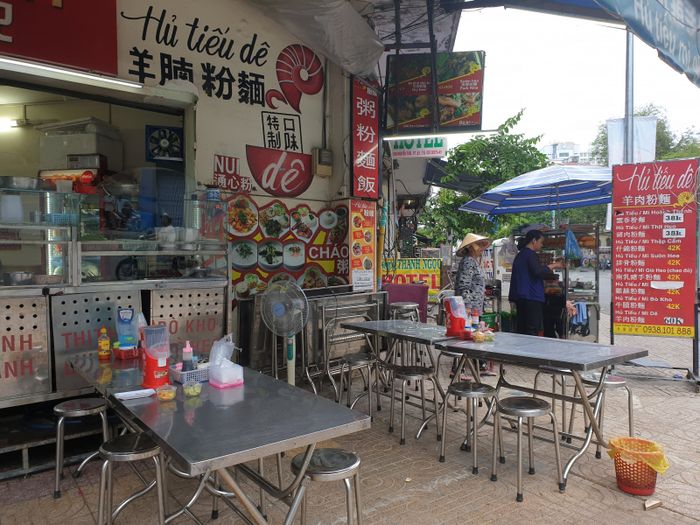 Hình ảnh không gian ấm cúng và món hủ tiếu dê hấp dẫn tại Way Ký
