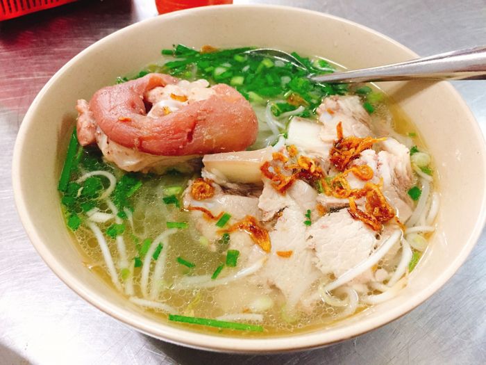Hình ảnh tô hủ tiếu thơm ngon đầy màu sắc tại Song Nguyên