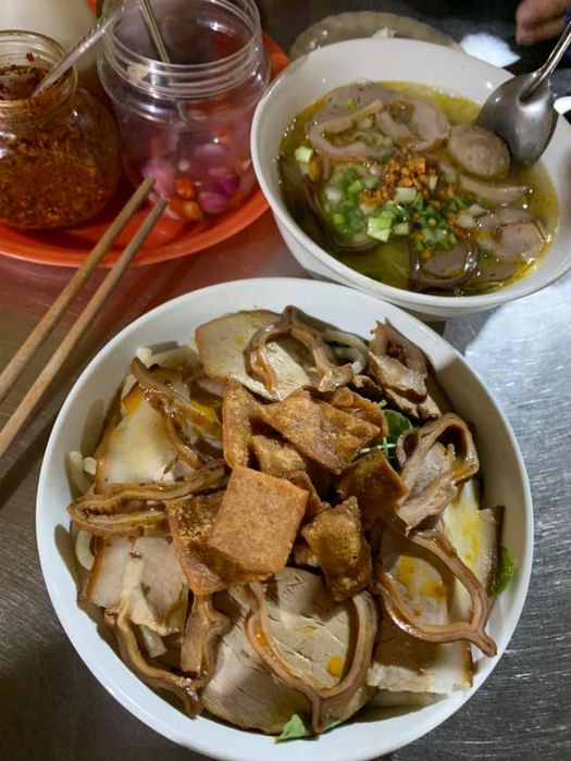 Hình ảnh không gian ấm cúng và món hủ tiếu hấp dẫn tại Chú Thòn