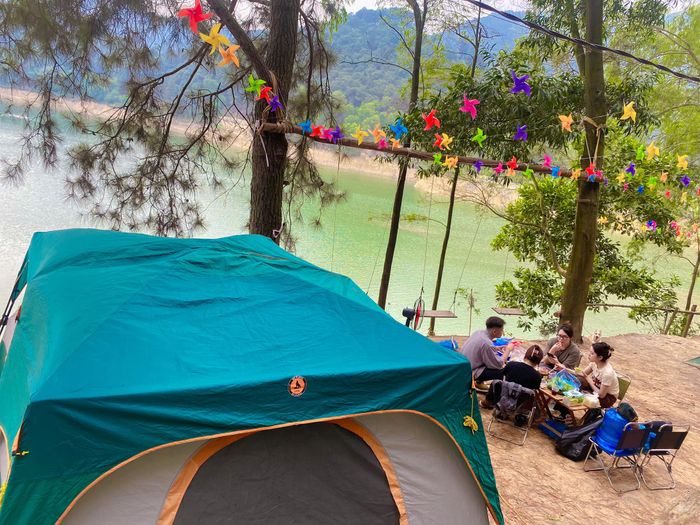 Toàn cảnh Cô Tám Camping bên hồ Hàm Lợn thơ mộng